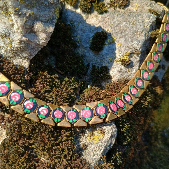 Vintage, 1950s gold tone panel chain necklace w black enamel and hand-painted - Picture 4 of 13